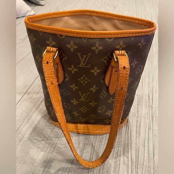 Genuine Vintage Louis Vuitton Bucket bag PM
Height 10.5” width 6.25” base 8.75” - Picture 15 of 16